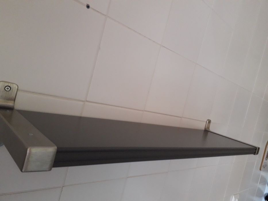 Duas prateleiras cinza escuro