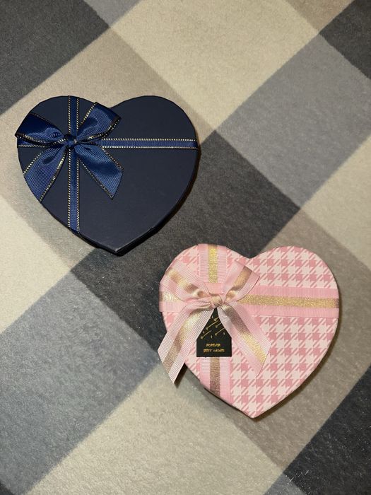 Рожева подарункова коробка