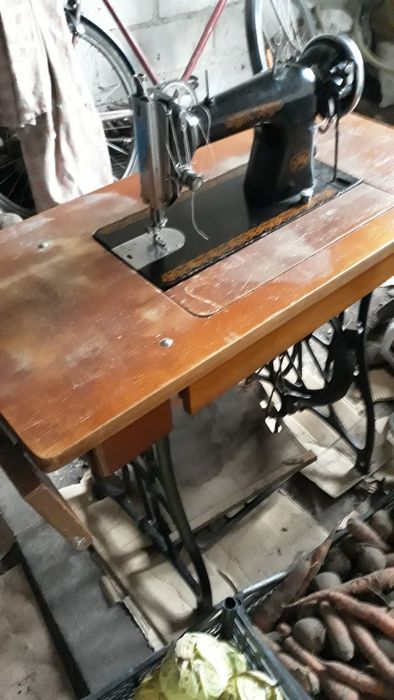 Продается старинная швейная машинка  ц 1200 гр