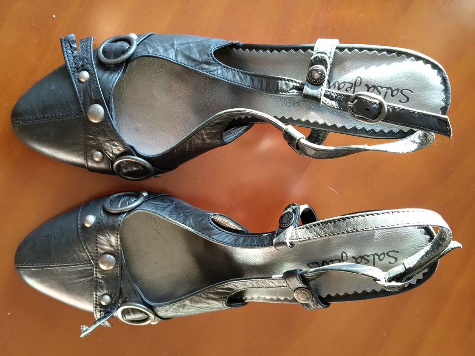 Sapato preto de tacão alto da Salsa