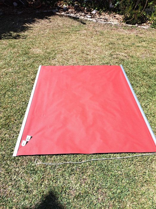 2 cortinados de rolo.