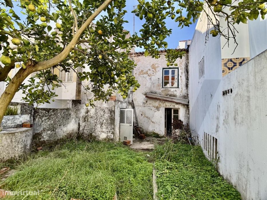 Moradia T3 para recuperar — no coração do centro histórico de Santiago