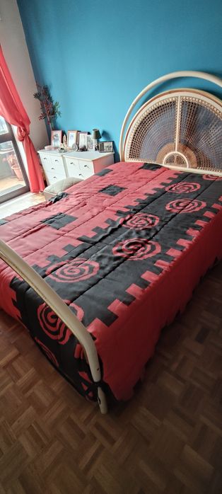 Cama de casal com mesas de cabeceira