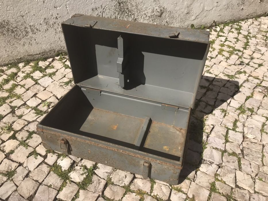 Caixa antiga em ferro