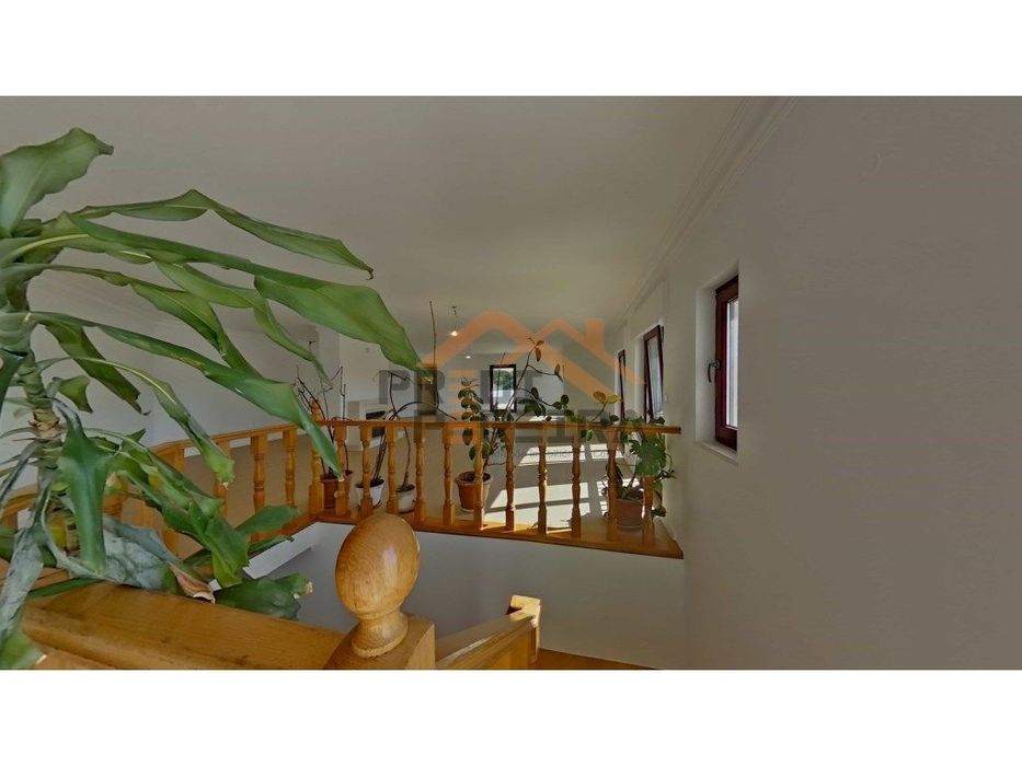 Apartamento T3 duplex remodelado, com box, situado em Casal de Cambra.