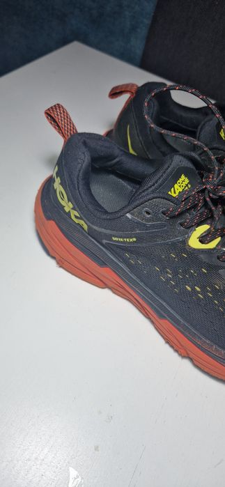 Hoka  42 2/3.      .