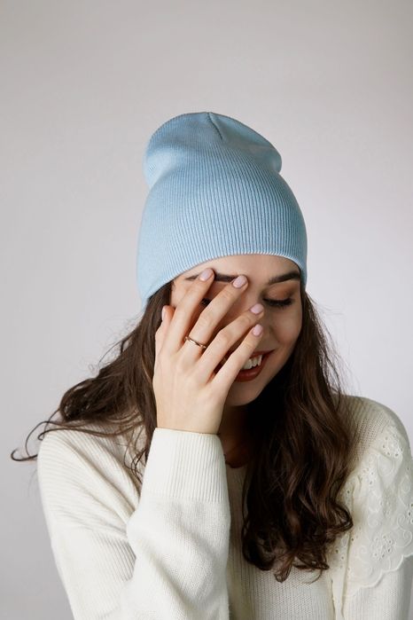 Подовжена однотонна базова шапка без відвороту, мілкий рубрик