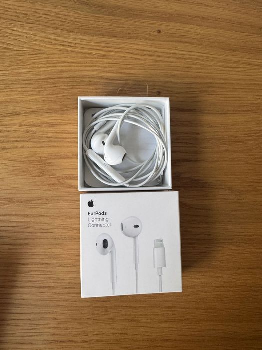iPhone 13 256GB (90%)+kabel+słuchawki + 2 etui: Apple i Karl Lagerfeld