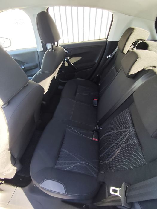 Peugeot 208,  1.2 gasolina