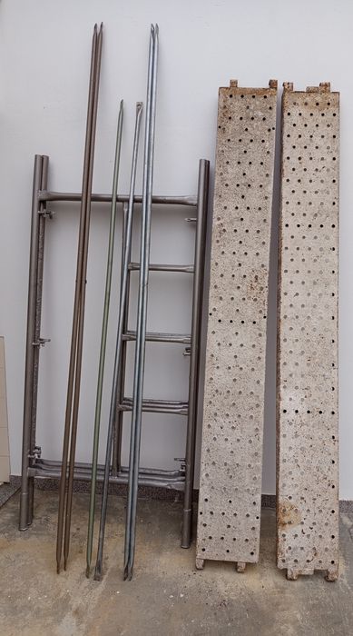 Andaime tradicional com plataformas metálicas