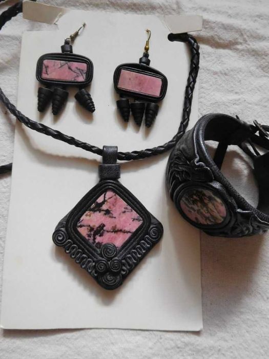 Украшения из кожи и камня