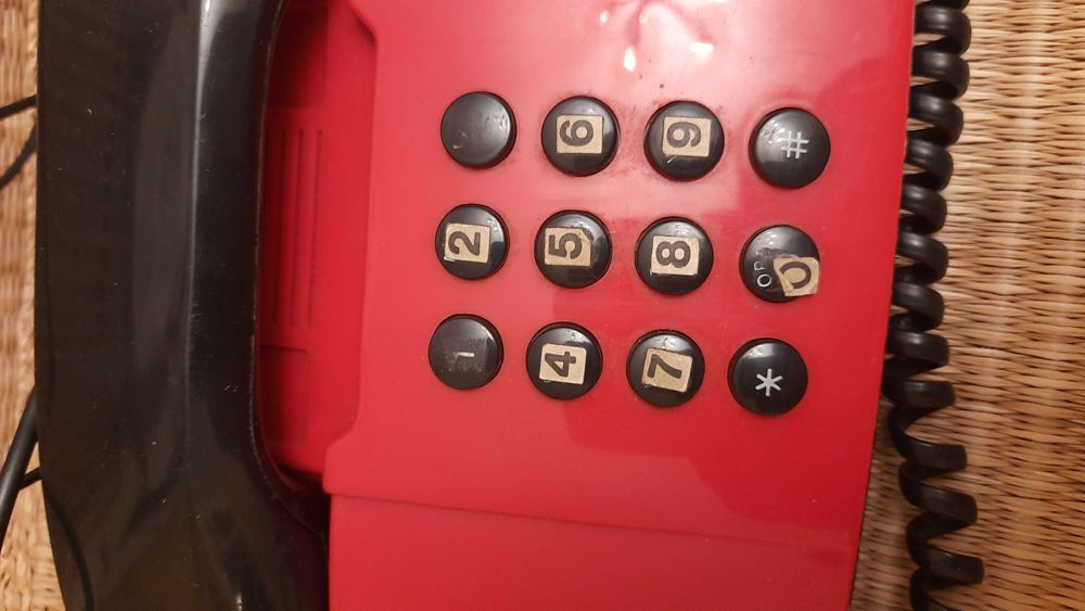 Aparat telefoniczny, kolor czerwony.