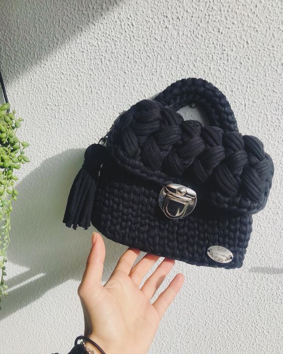 Mala preta de croché Feita à mão