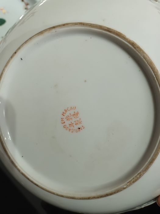 Peça vasada  decoração oriental em excelente estado