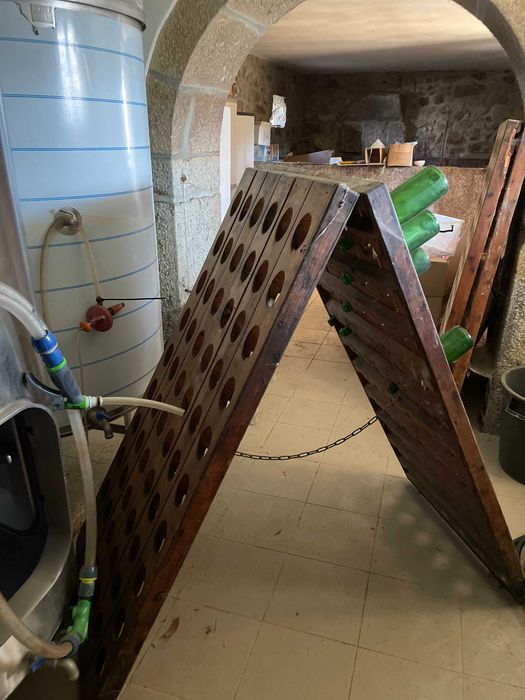 Pupitres e Garrafas para fazer Espumante