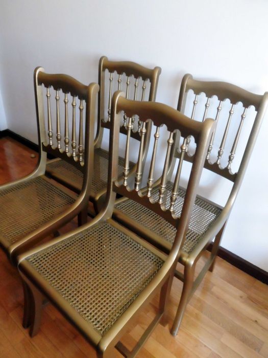 Conjunto de 5 cadeiras douradas
