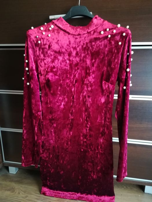 Welurowa sukienka perełki golf