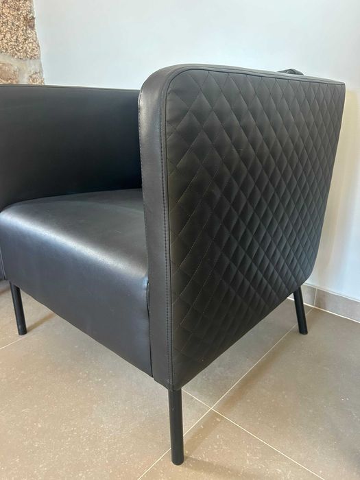 Vendo 2 cadeiras Ekero IKEA preto pele sintética.