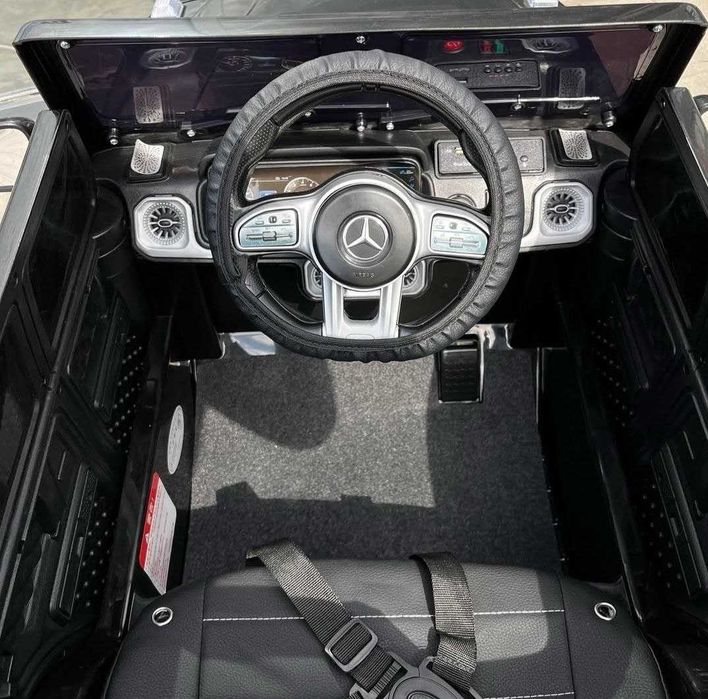 Дитякий електоромобіль Mercedes AMG M 4280