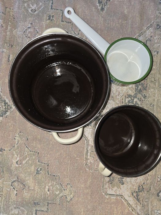 3 garnki jasne krem z pokrywkami  emaliowane