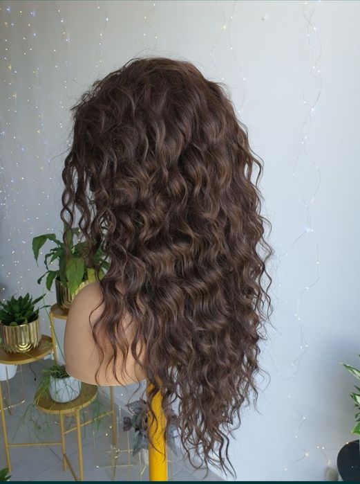 Długa lekka peruka fale loki naturalny brąz naturalna fryzura