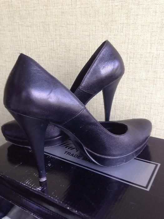 Черные кожаные туфли на каблуке