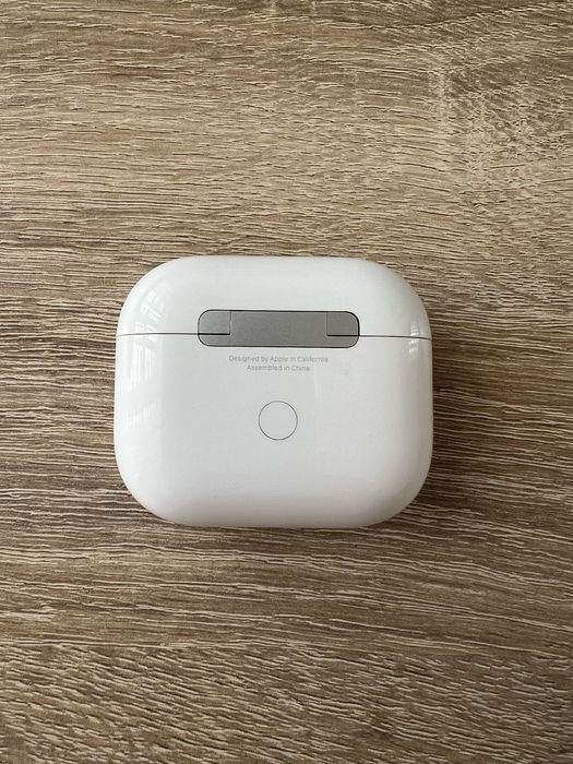 Продам AirPods 3 (футляр+лівий навушник)