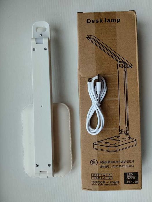Лампа яркая. Настільна LED лампа із USB сенсорна, регульована.