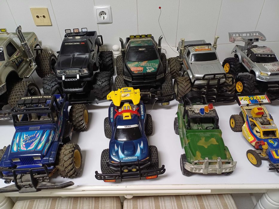 Jipes e 4X4 de grandes dimensões 6 unidades, médias 3 e uma pequena