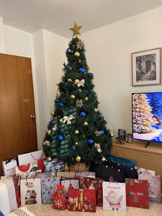 Árvore de Natal com enfeites