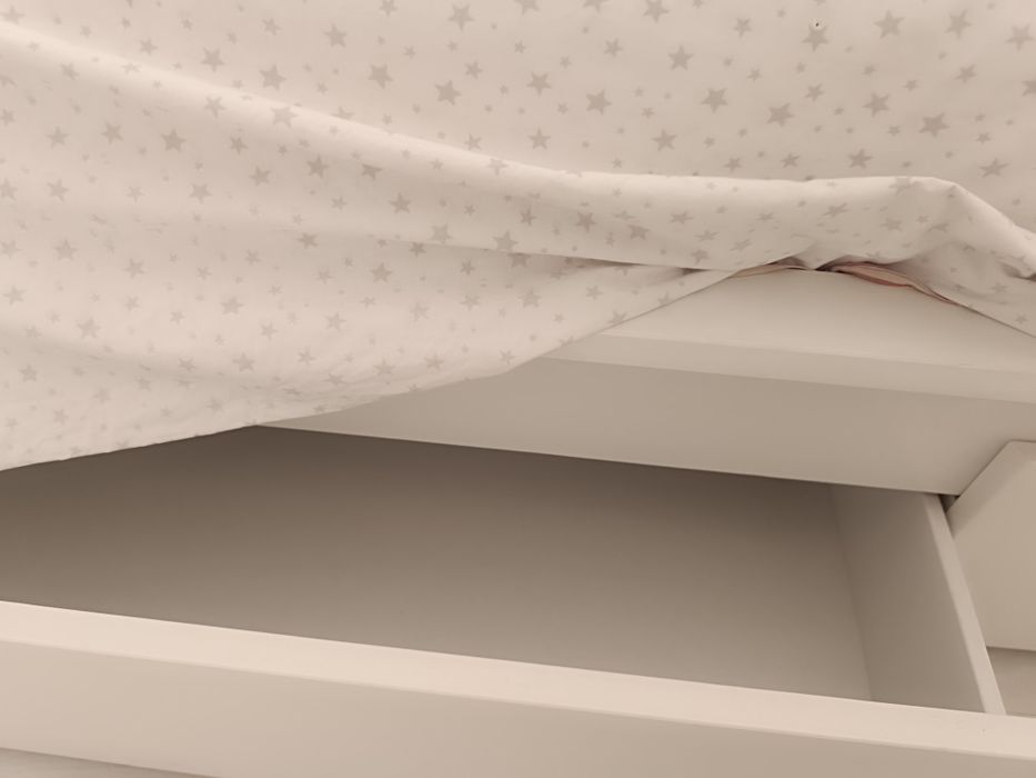 Cama com estrado e colchão. Em bom estado como dá para verificar nas fotos . Incluí duas mesinhas de cabeceira  e tem 4 gavetoes