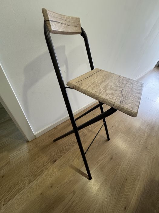 Banco de bar com assento e encosto em madeira