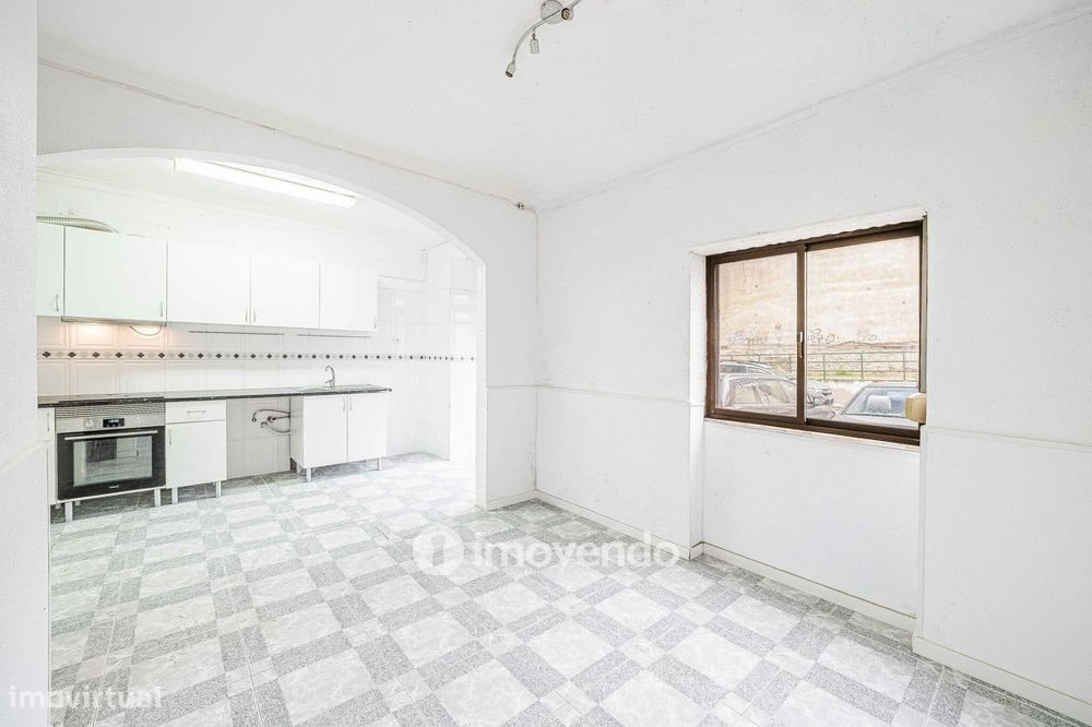 Apartamento T3 vazio, com áreas generosas, no Barreiro — Alto Do Seixalinho, Santo André E Verderena, Setúbal