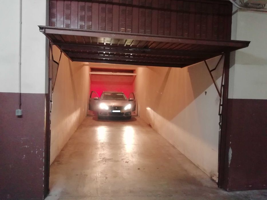 Garagem / Arrumos para Arrendamento nas Taipas – 36m2