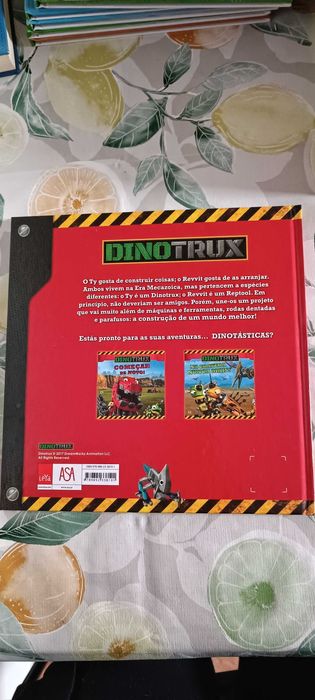 Livro Dinotrux e livro beyblade