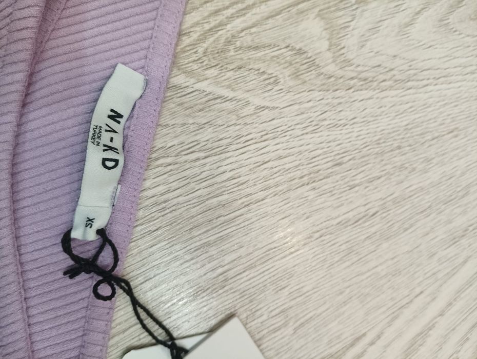 Nowe body liliowe prążkowane na jedno ramię z wycięciem XS na-kd