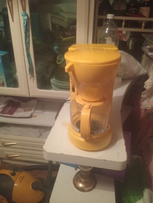 Máquina de café de jarro a trabalhar bem