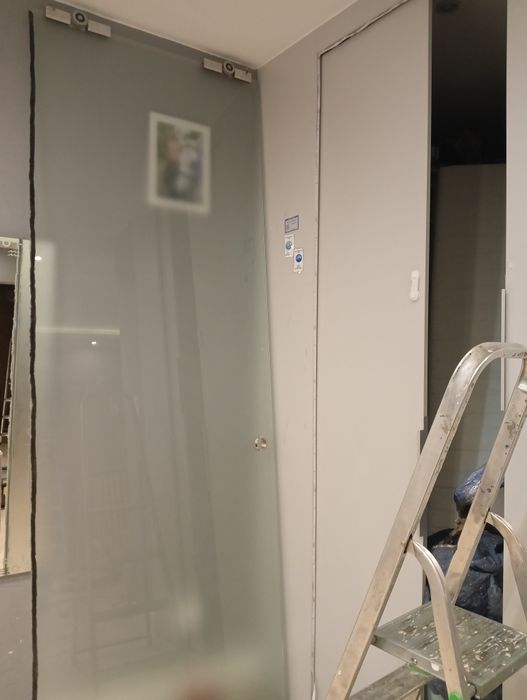 szklane drzwi przesuwne ze szkła solidne i wytrzymałe