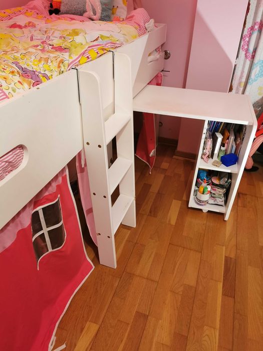 Cama alta com secretária