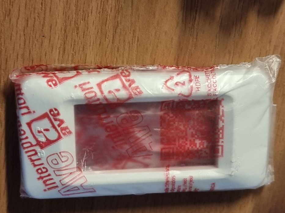 Włącznik jednobiegunowy wąski biały plastikowy 1M AVE