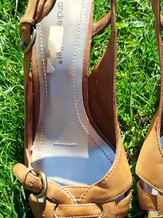 Brązowe skórzane buty z odkrytą pięta Andrew Geller 40