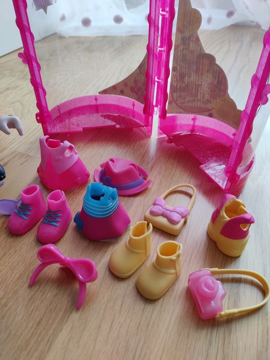 Boneca Minnie articulada com roupa e acessórios (tema viagem)