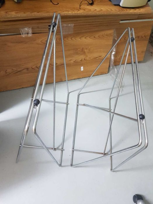 Cavaletes para tampo de secretária