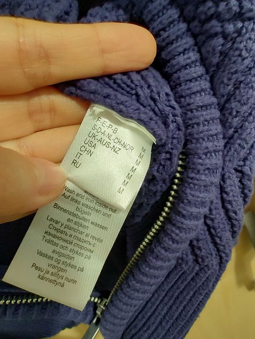 Gruby pleciony bawełniany zapinany na zamek sweter z półgolfem paskiem