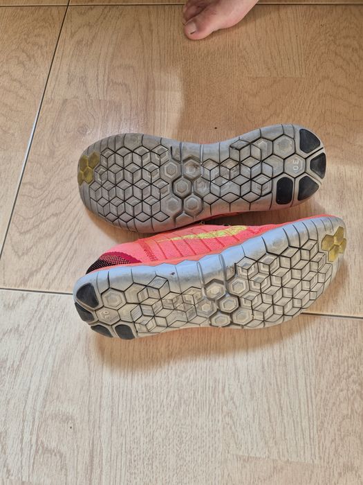 Чоловічі кросівки відомого бренду Nike.