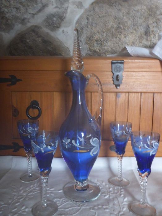 Garrafa Jarro + 4 cálices pé alto torcido em vidro Murano Azul cobalto