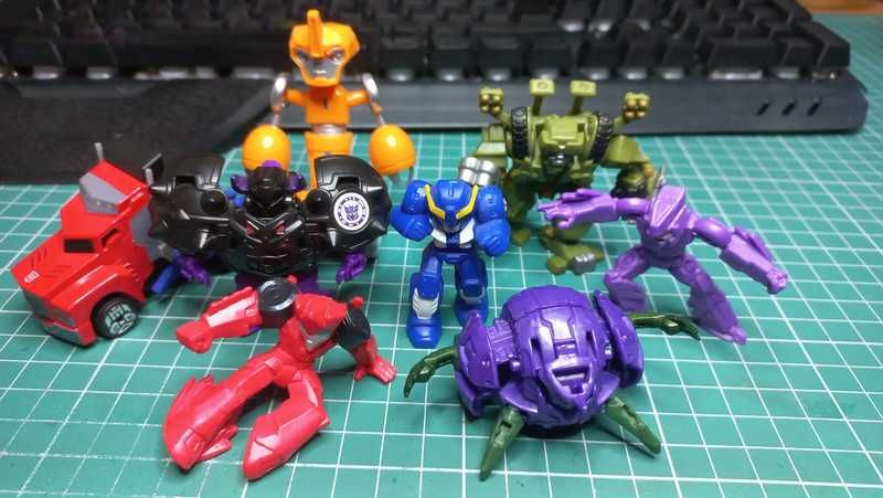 Zestaw małych figurek Transformers