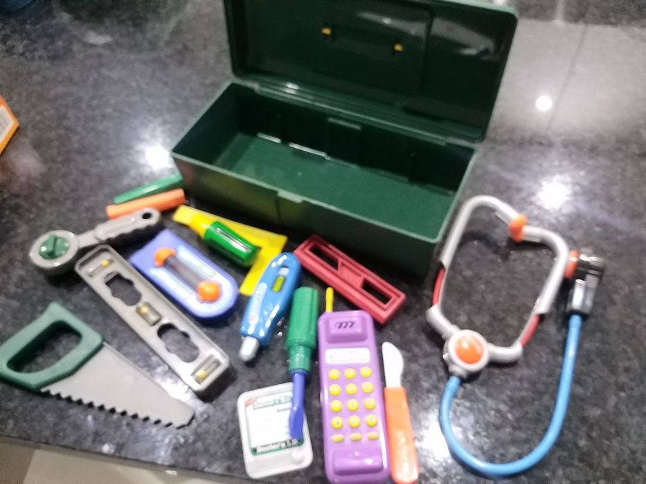 Caixa com vários utensílios para criança