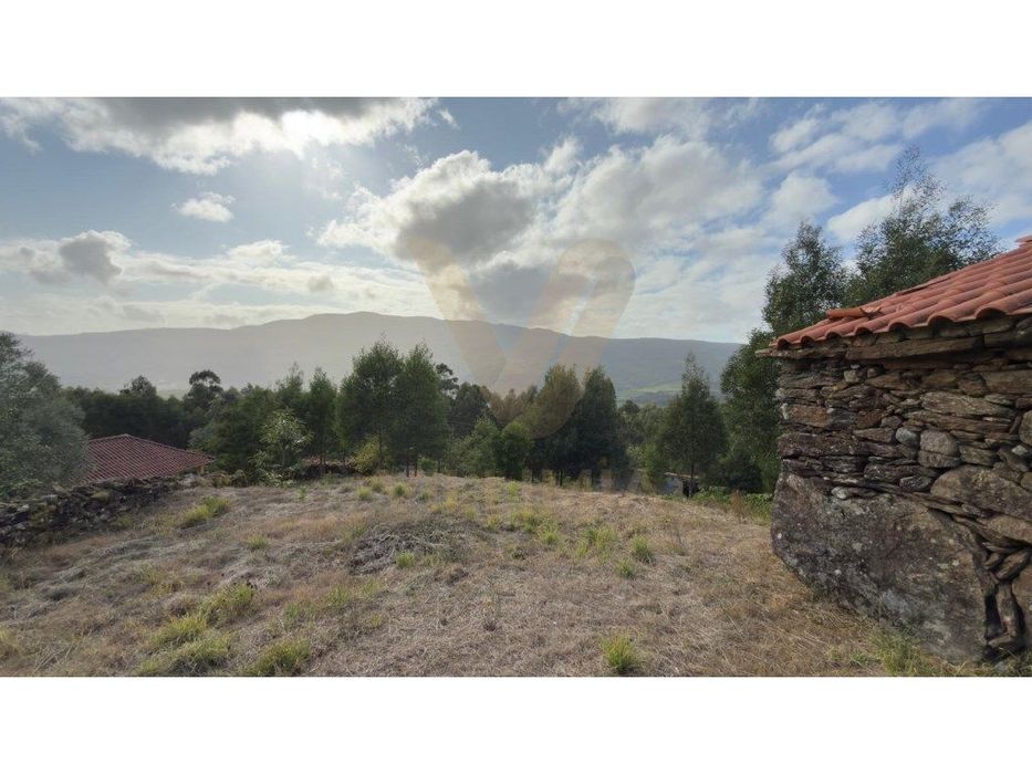 Terreno 1490 m² com Anexo e Vista Panorâmica - Ponte de Lima