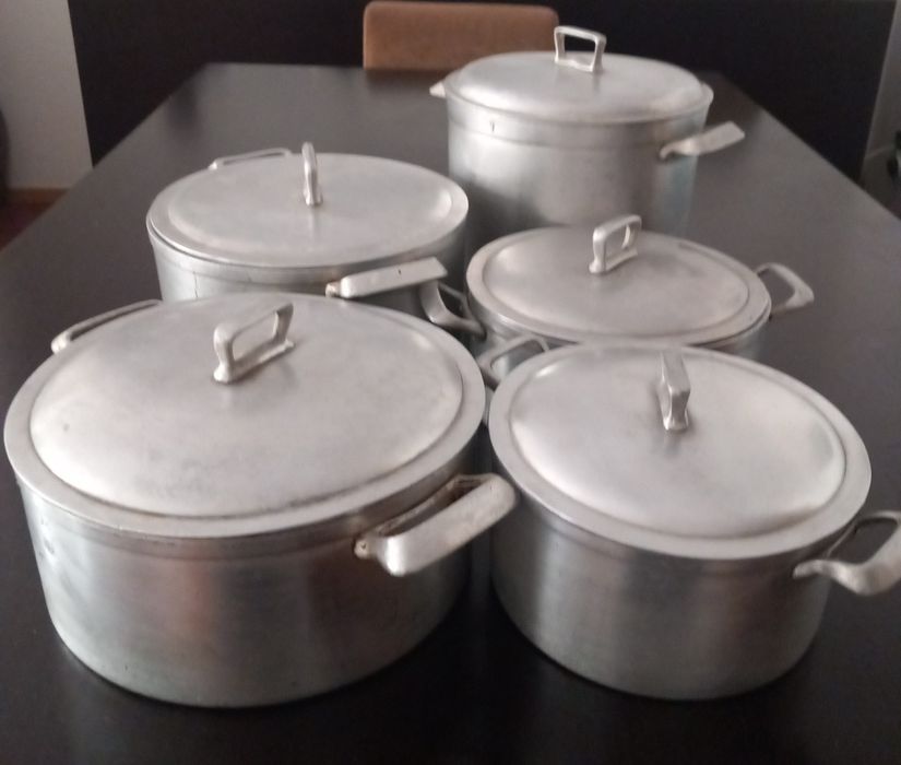 5 Panelas de  ferro fundido de vários tamanhos